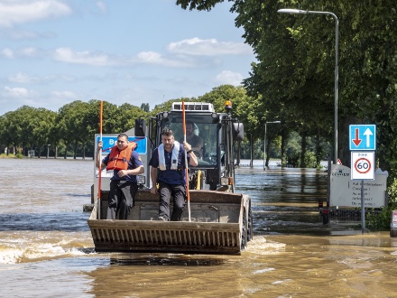 Bergen, Limburg, Nederland - 17 juli 2021 - 2 mannen controleren of de weg beschadigd is geraakt tijdens de zondvloed - Depositphoto's